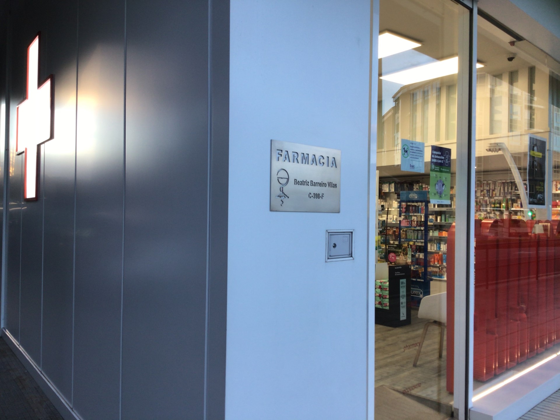 cartel en la fachada de la farmacia farmacia